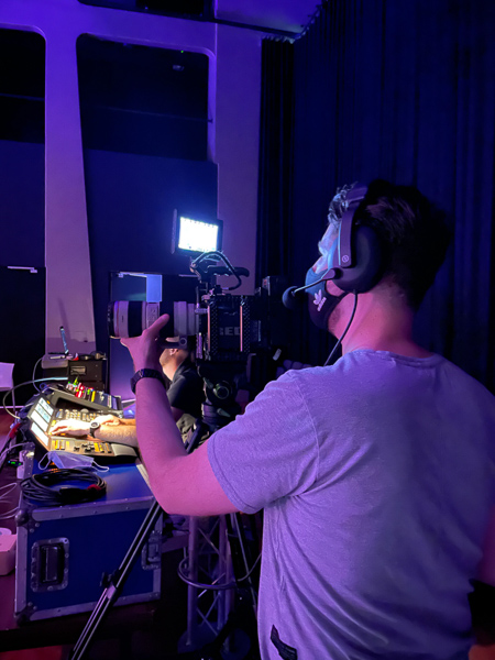 Camera operator tijdens een liveshow van de Kunstbenden livestream concert