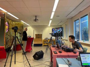 Kleine vergaderruimte omgebouwd tot livestream studio voor een online gameshow DKPSvN voor een school