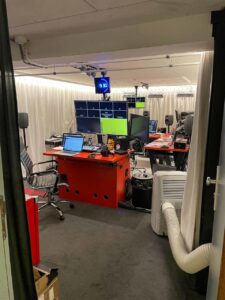 Control room tijdens de livestream voor Kunstbende Zuid-Holland in Den Haag bij Poppodium PAARD