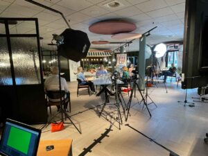 Mobiele livestream setup waarbij een kantine is omgebouwd tot livestream studio voor MS Fonds